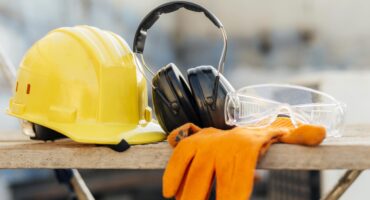 vista-frontal-dos-oculos-de-protecao-com-capacete-e-fones-de-ouvido